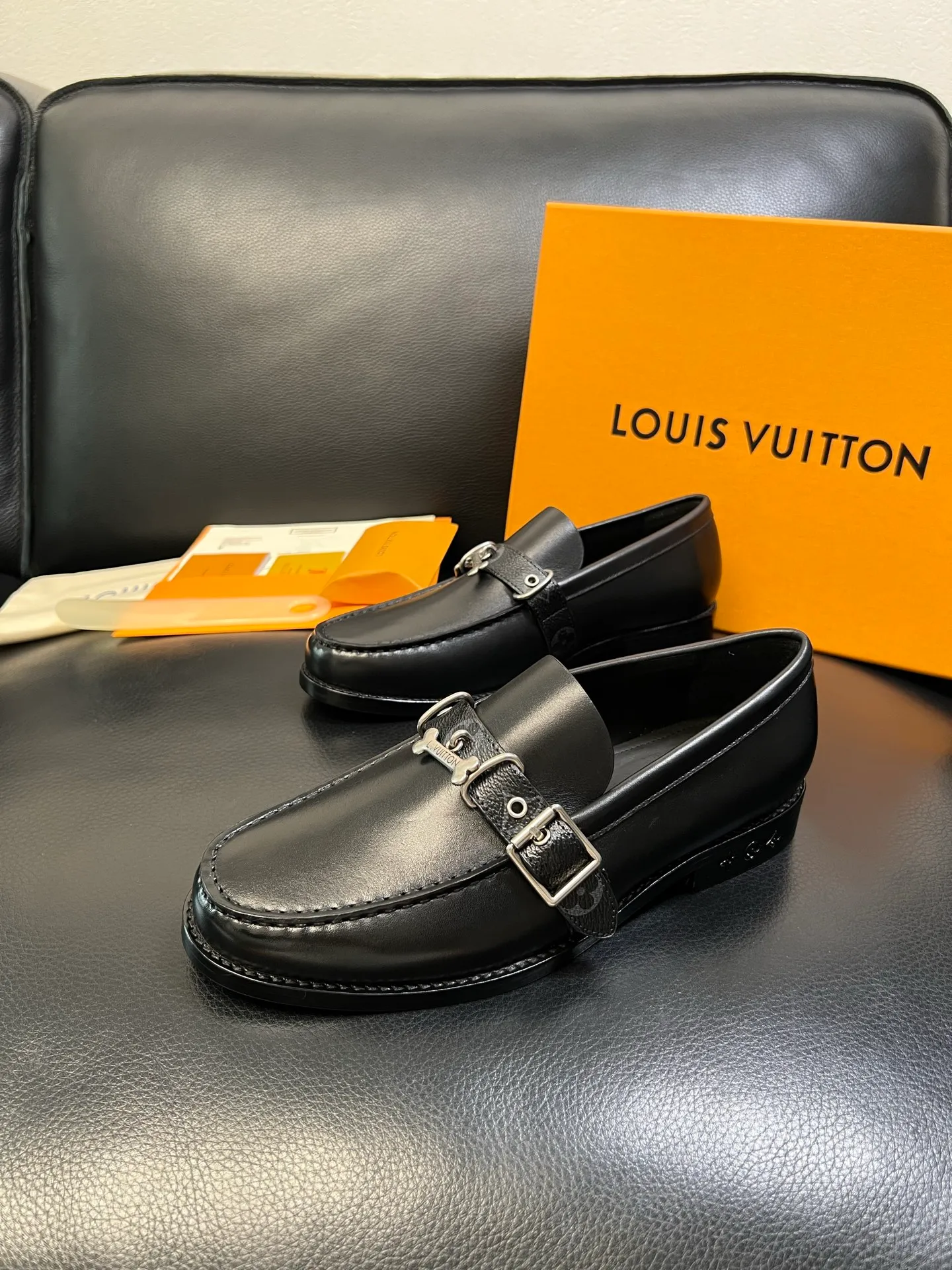 Men's shoes 💰920 Lv high quality top crafts Louis Vuitton leather shoes counter synchronized with original factory configuration, uppers imported from Italy, imported water-dyed cowhide lining, soles: original genuine leather soles specially provided by the original factory, original factory and single goods, welcome to compare, code number 39-44 (customized 38 45 46)